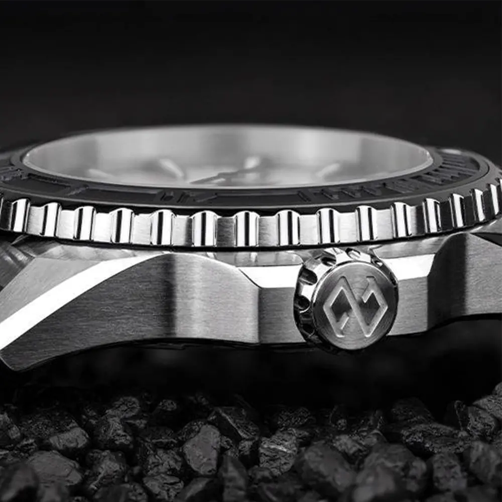 Reef Automatic Cosc 300M Forged Carbon 39.5Mm - Black On Bracelet 6